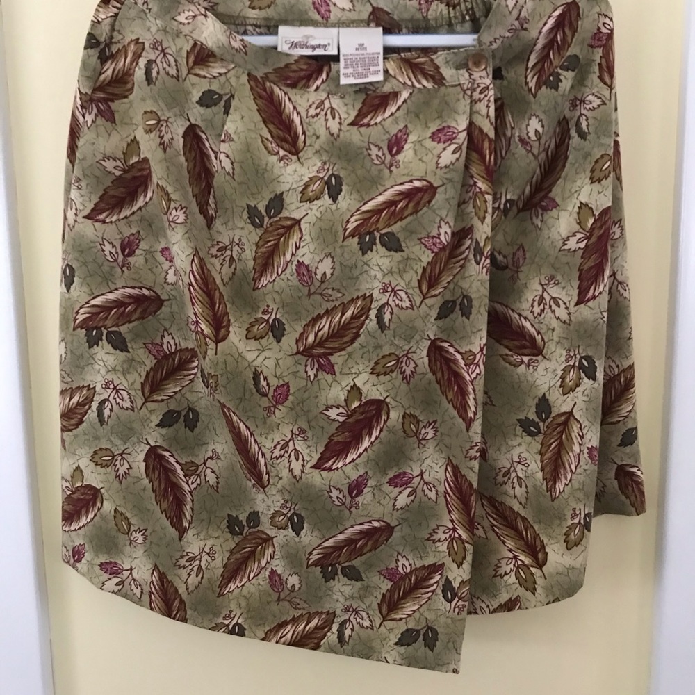 Worthington Skirt Size 14P multicolored with greens and burgundy. New no tags.